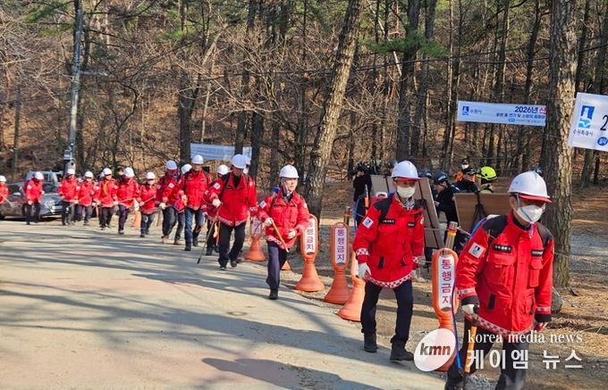 수원특례시, 유관기관 관계자들이 ‘2026년 산림재난(산불) 대응훈련’을 하고 있다.