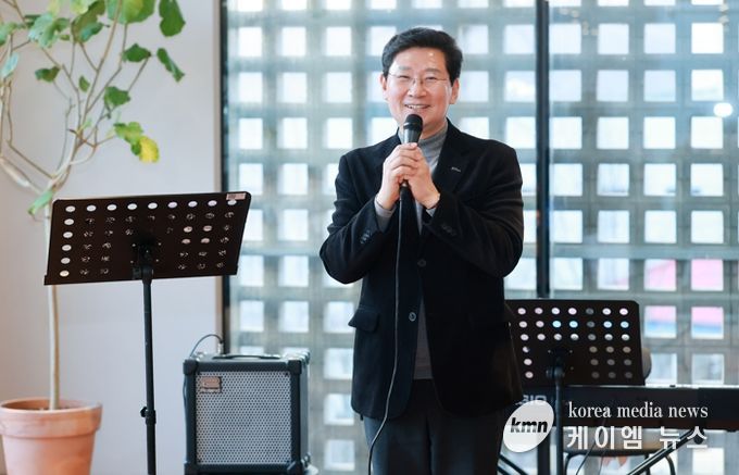 이상일 용인특례시장이 21일 민주평화통일자문회의 용인시협의회 자문위원과 함께하는 봄맞이 음악회에 참석해 인사말 하고 있다