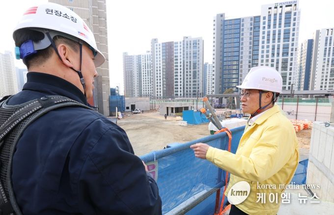 윤성진 화성특례시 제1부시장(오른쪽)이 동탄2지구 공사현장을 방문해 해빙기 안전사고 예방을 위한 점검을 하고 있다