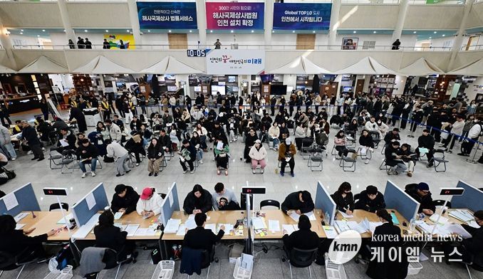 2026년 3월 16일 시청 중앙홀에서 천원주택 예비입주자 접수를 받고 있다