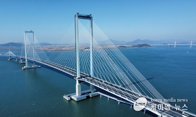 청라하늘대교 전경. 오는 4월 6일부터 인천시민은 청라하늘대교를 무료로 이용할 수 있다. 3월 30일부터 통행료 감면시스템(intoll.incheon.go.kr)에 하이패스카드와 차량번호를 사전 등록해야 혜택을 받을 수 있다.
