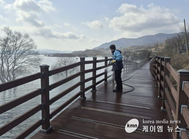 느린호수길 데크 청소 사진