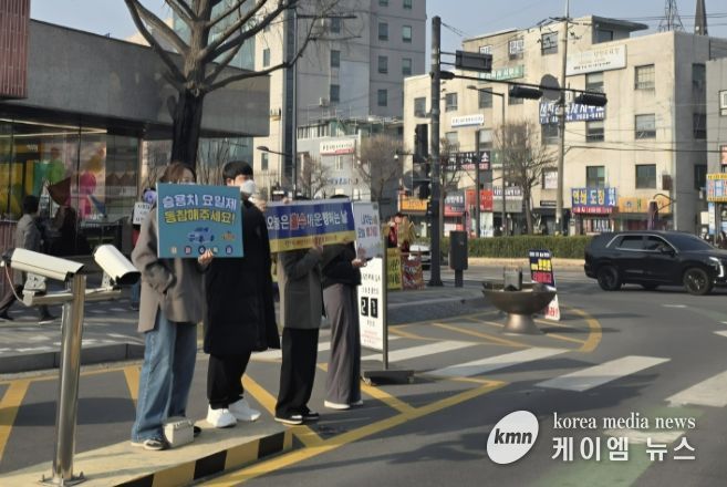 지난 25일 광명시청 직원들이 시청 청사 정문에서 승용차 요일제(5부제) 홍보 캠페인을 하고 있다.
