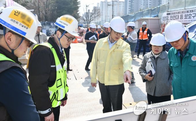 수원시 영통구, 동탄인덕원선 영통역(112정거장) 공사현장 보행환경 현장 행정