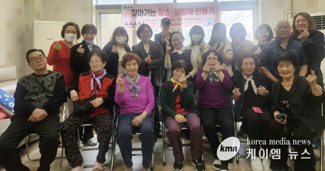 수원시 영통구 광교2동 어르신 곁으로 찾아가는 향기 치유… 주민자치회, '찾아가는 향초·방향제 만들기' 운영