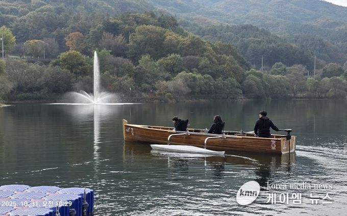마장호수에서 킹카누 운행중인 모습