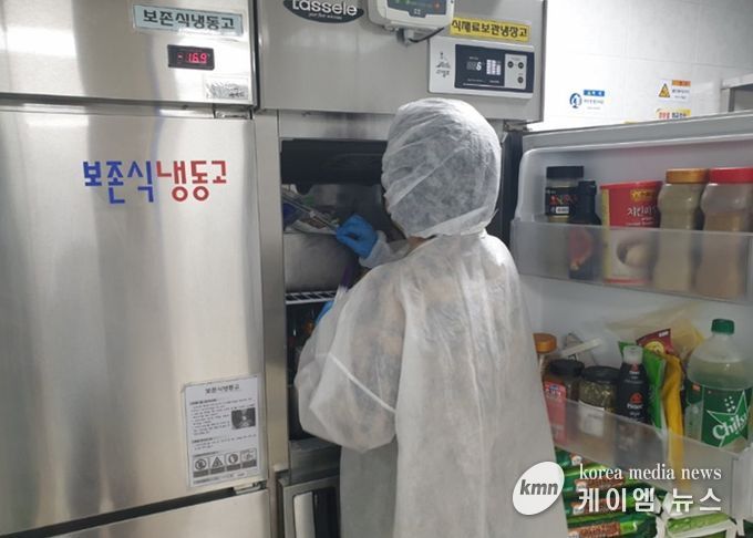 학교·유치원 급식을 대상으로 '식중독 예방 컨설팅'을 진행하고 있다.