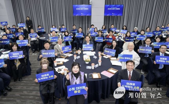 새로운수원위원회 위원장인 이재준 수원시장(가운데)과 위원들이 함께하고 있다,