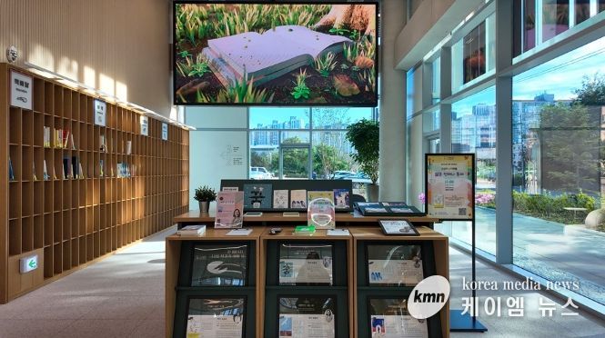 문산도서관 1층 안내데스크 내부 전경