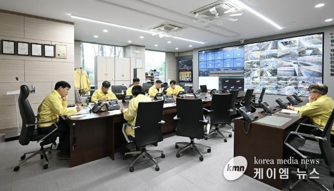 3월 26일 시흥시청 재난상황실에서 산불관련 상황판단회의가 열리고 있다