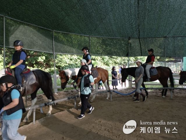 과천시 학생승마 지원사업 말타기 수업 모습