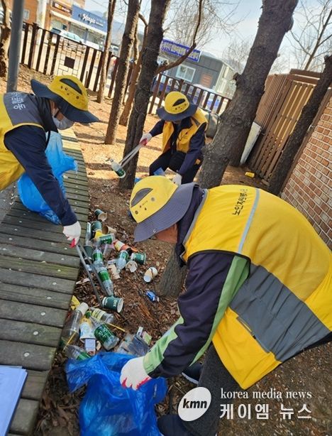 파주시 법원읍 실버경찰대, '2026년 우리 동네 새 단장' 새봄맞이 대청소 실시