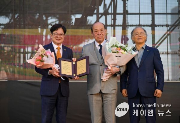 김병수 시장이 제15대 심수관에게 명예시민증을 수여했다.