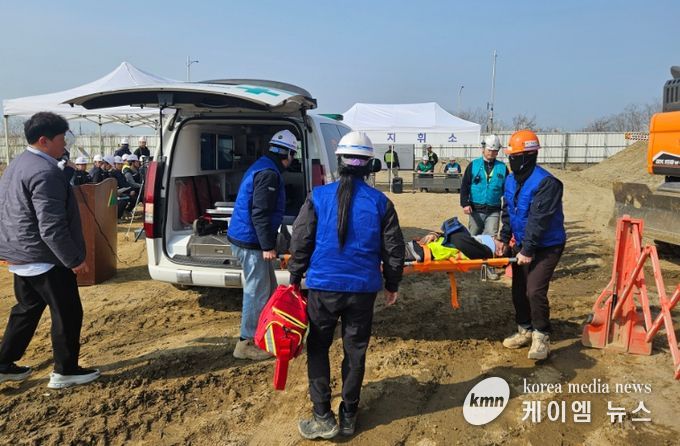 2026년도 상반기 건설현장 재난대응 훈련을 진행하고 있다 / 사진 제공 = 인천항만공사