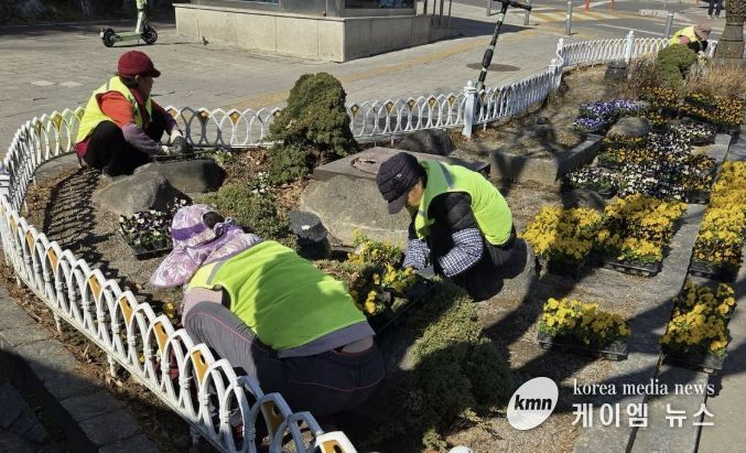 수원시 영통구, 봄꽃 식재로 도심 곳곳 '화사한 봄단장'