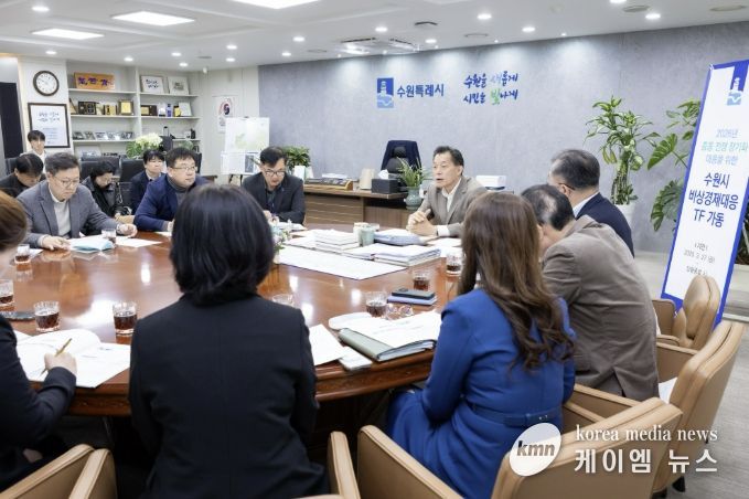 이재준 수원시장이 ‘비상경제대응 태스크포스’ 회의에서 발언하고 있다.