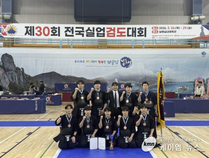 용인특례시 검도팀이 제30회 전국실업검도대회에서 입상한 뒤 기념사진 촬영을 하고 있다