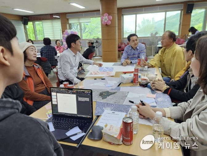 수원시 팔달구 행궁동 주민들이 중장기 발전 방향을 담은 우리동네 자치계획 수립을 위한 회의를 하고 있다.