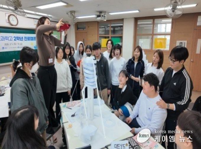 수원정보과학고에서 진로캠프를 운영하고 있다.