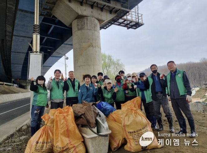 구리시 인창동 새마을협의회, 봄맞이 인창천 환경정화 실시