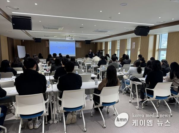 민원담당공무원 역량 강화 연수 현장사진(복정수 민원기록팀장님 인사말씀)