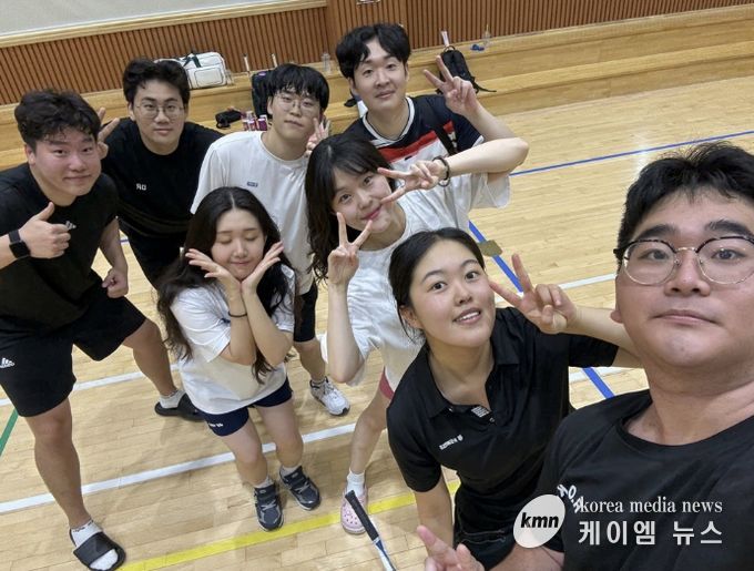 지난해 9월 광명시 청년동 동아리 사업 '아우름(Our Room)'의 운동 동아리 참여자들이 운동 후 기념 사진을 찍고 있는 모습
