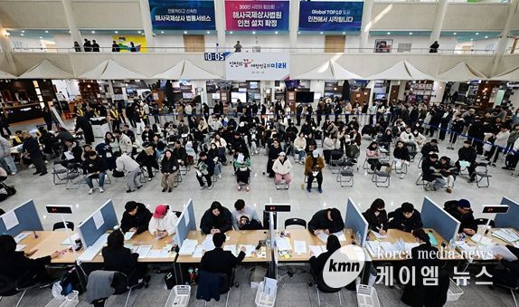 2026년 3월 16일 시청 중앙홀에서 천원주택 예비입주자 접수를 받고 있다