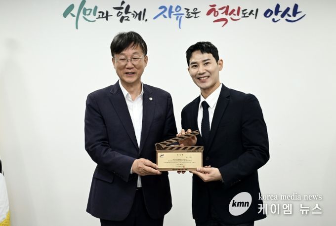이민근 안산시장(사진 왼쪽)이 이충구 배우(사진 오른쪽)에게 안산시 홍보대사 위촉패를 수여하고 기념촬영을 하고 있다.