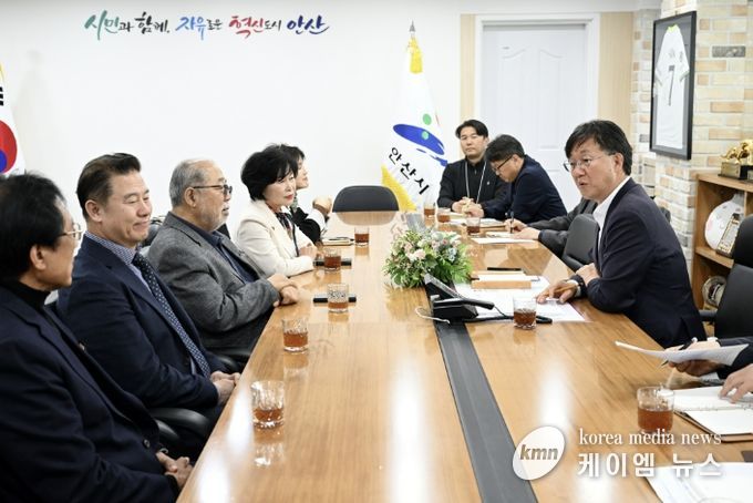 이민근 안산시장(사진 오른쪽 첫번째)이 3월 31일 안산시청에서 열린 '안산시 상인총연합회와의 간담회'에서 지역 상권 활성화 방안에 대해 논의하고 있다.