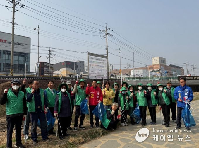 안성시 안성3동 새마을 남·녀협의회, 상춘객 맞이 금석천 환경정화 실시