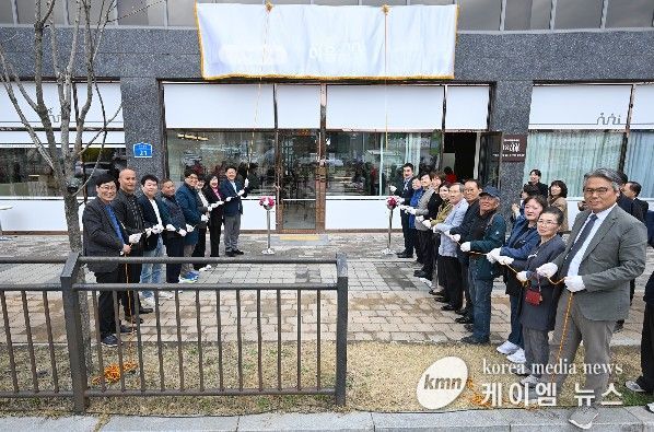 의정부시 고산동주민센터는 3월 31일 주민들이 자유롭게 머물며 소통할 수 있는 주민공유공간 ‘이음마루’를 개소했다.