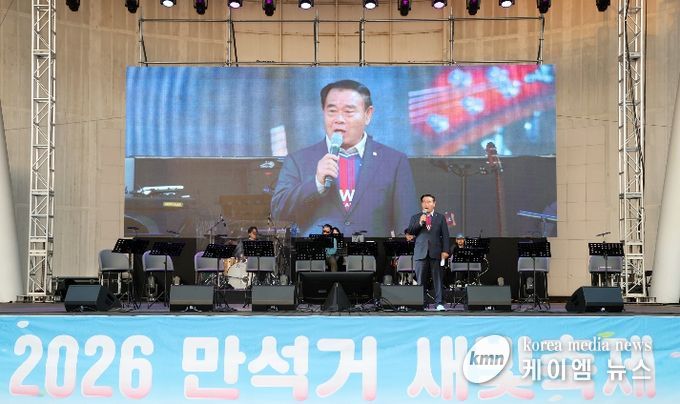 이재식 수원특례시의회 의장이 4일 만석공원에서 열린 ‘2026 만석거 새빛축제’ 개막식에 참석해 인사말을 하고 있다.