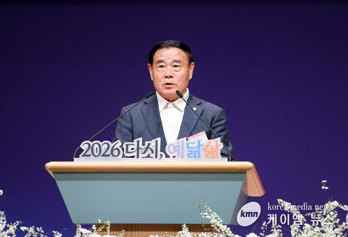 이재식 수원특례시의회 의장이 5일 중앙침례교회에서 열린 ‘2026 수원 부활절 대축제’ 연합예배에서 인사말을 하고 있다.