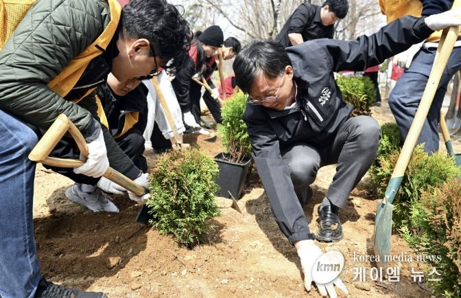 이민근 안산시장이 5일 안산 성호박물관 일대에서 진행된 제81회 식목일 기념 '시민 참여 나무심기 행사'에서 시민들과 함께 나무를 식재하고 있다.