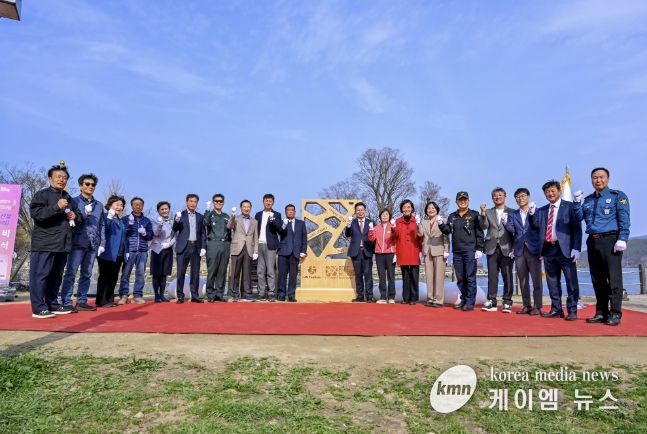 기념비 단체사진