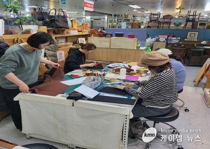 우리동네 학습공간 프로그램에 참여인 과천시민들 모습