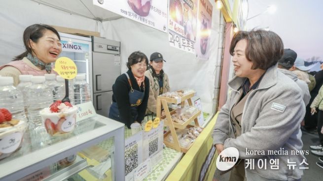 과천시 ‘과천 맛집 스트릿’이 열린 렛츠런파크 서울 ‘벚꽃축제’ 현장에서 신계용 과천시장과 상인들이 웃고 있다