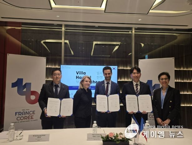 (왼쪽부터)남동경 부시장과 피에르 모르코스 문화참사관, 백종훈 한국만화영상진흥원장이 빌라부천 문화예술레지던시 업무협약서 서명 후 기념 촬영을 하고 있다.