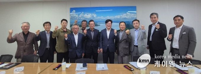 김병수 시장이 김포한강2콤팩트시티 내 대책위와 간담회를 갖고 있다.(2025.10.)