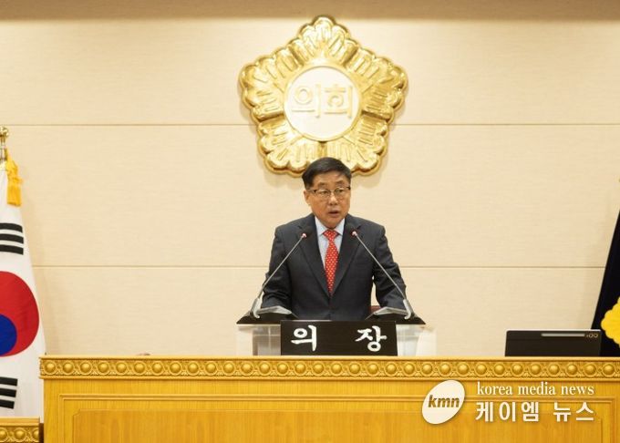 윤창철 의장이 제387회 정례회 제1차 본회의를 주재하고 있다.