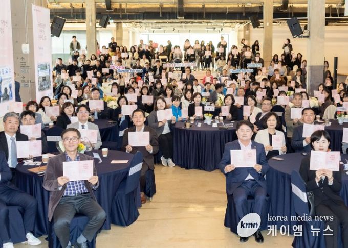 2026년 보건의 날 기념행사에서 이재준 수원특례시장(앞줄 왼쪽 테이블 오른쪽)과 참석자들이 함께하고 있다.