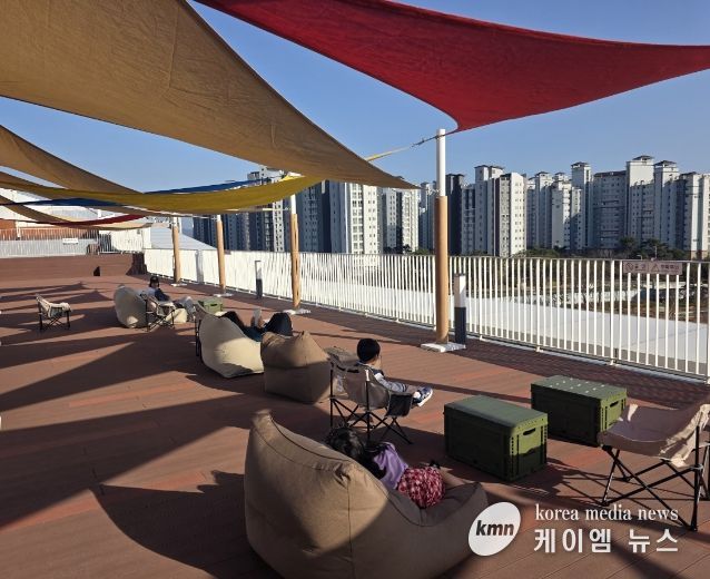 충남도서관, 하늘정원에 캠핑 의자·빈백 등 설치