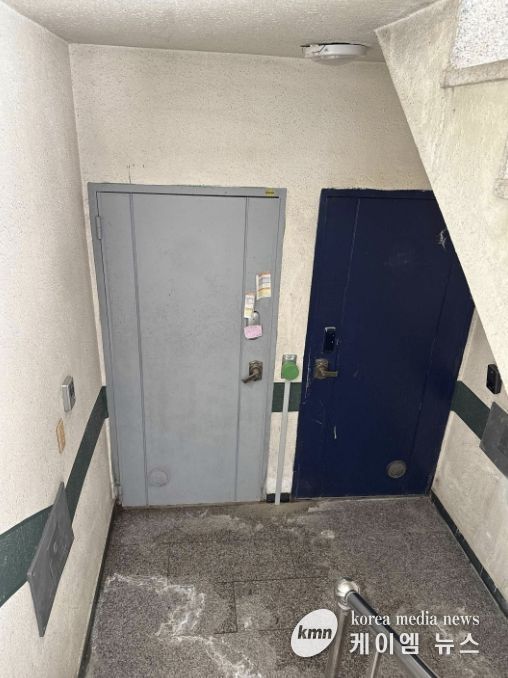 용인특례시 공동주택에 침수 감지 알람 장치를 설치한 모습