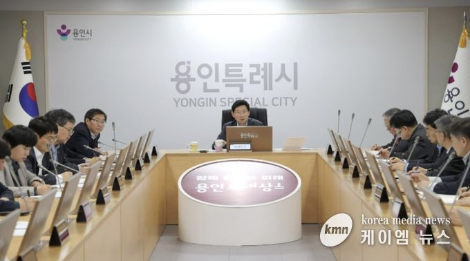 이상일 용인특례시장이 6일 시청 영상회의실에서 열린 간부공무원 회의에서 중동전쟁 장기화에 따른 위기 극복 방안을 논의하고 있다