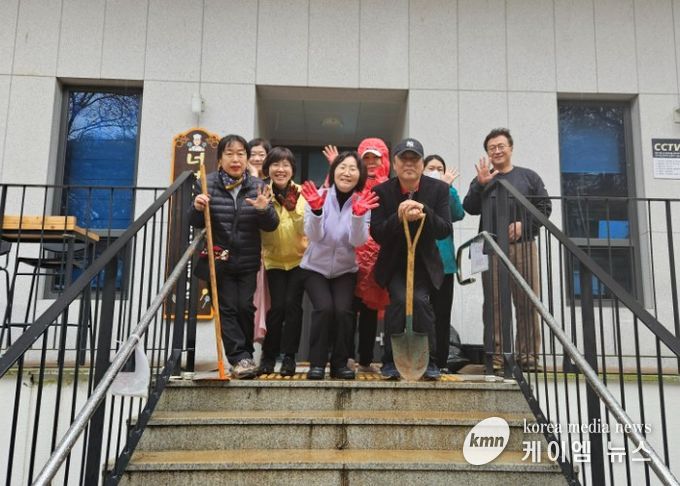 광명시 광명5동 주민자치회는 지난 6일 식목일과 봄을 맞아 너부대공원에서 영산홍 심기 행사를 진행했다.