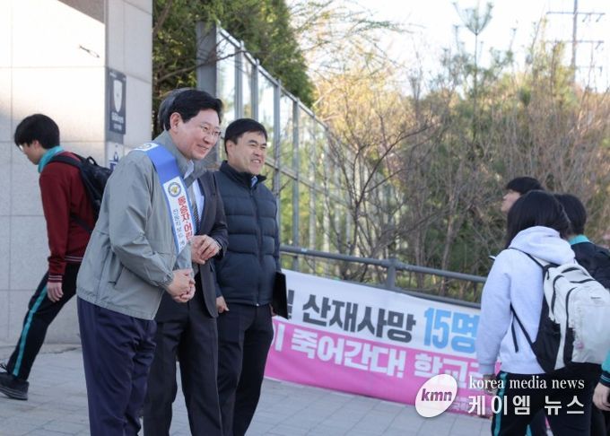 이상일 용인특례시장이 7일 아침 성복고등학교 정문 앞에서 개인형 이동장치 이용 안전캠페인에 참여했다.