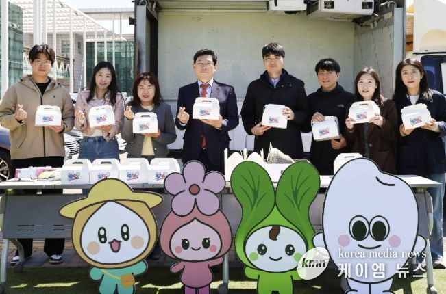 7일 용인특례시청 하늘광장에서 열린 지역 농산물을 활용한 점심세트 배포 행사 모습