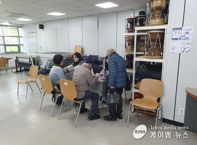 건강상담서비스를 이용하고 있는 시민들