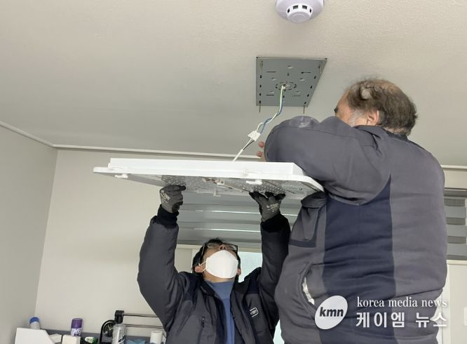 주거복지사업단이 효자손플러스 서비스를 통해 LED등 교체 작업을 하고 있다.