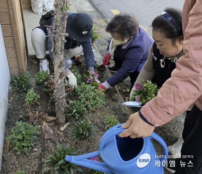 수원시 팔달구 지동, 봄맞이 초화식재 및 손바닥정원 정비 실시